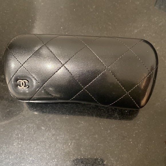 Chanel Sunglasses with gold detail - Picture 7 of 8